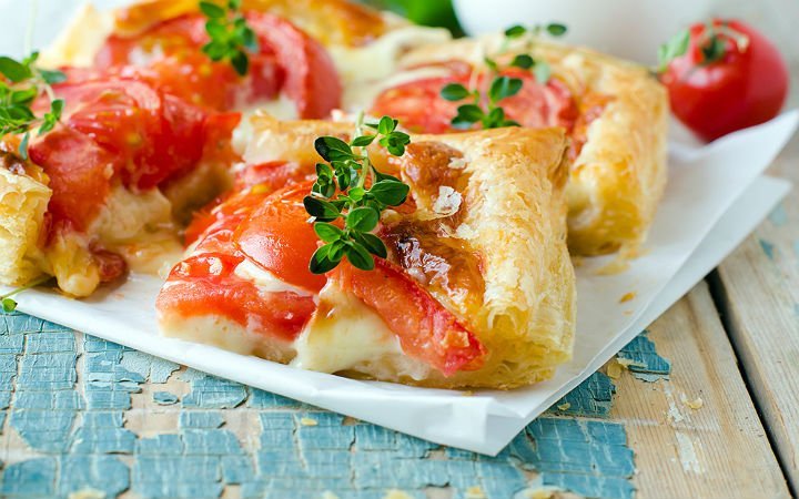 Milföy Hamurundan Domatesli Kolay Tart