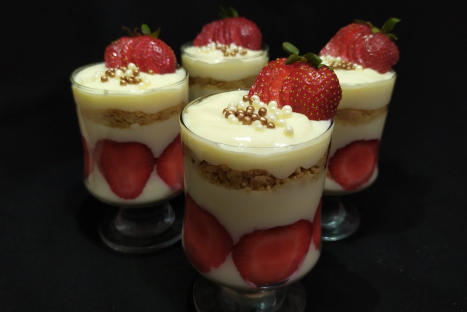 Çilekli Kolay Manolya Tatlısı