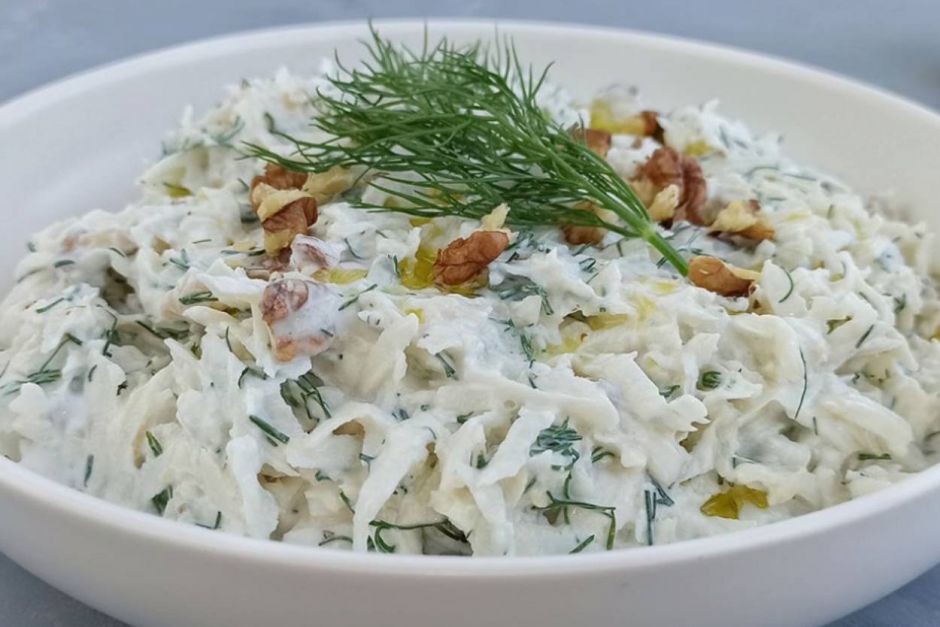 Doyurucu Cevizli Yoğurtlu Salata