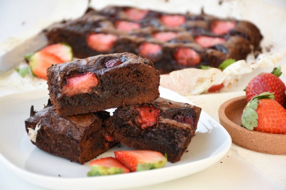 Vişneli Çilekli Brownie
