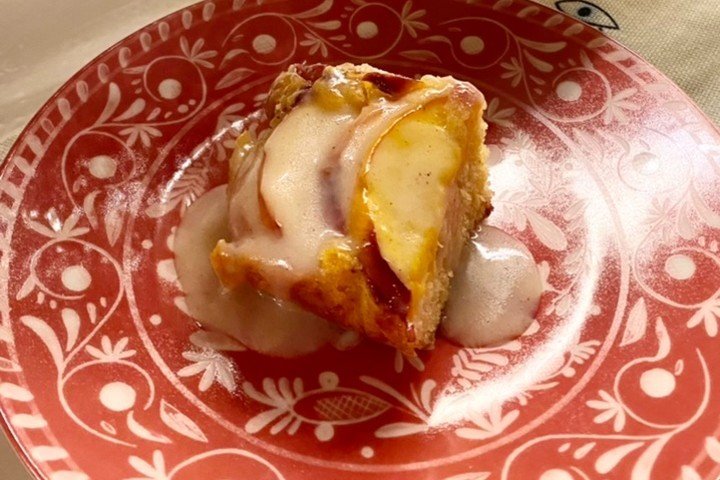 Yoğurt Soslu Şeftali Keki